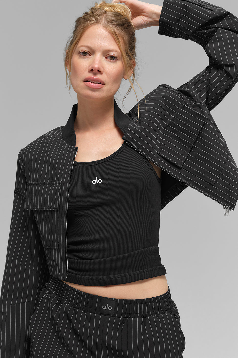 Chaqueta corta de rayas finas con cremallera completa. "De nuevo en stock".