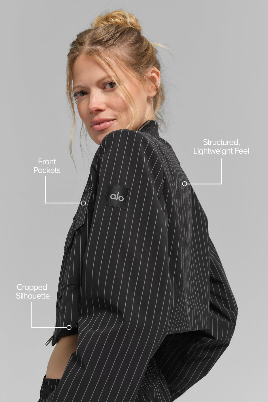 Chaqueta corta de rayas finas con cremallera completa. "De nuevo en stock".