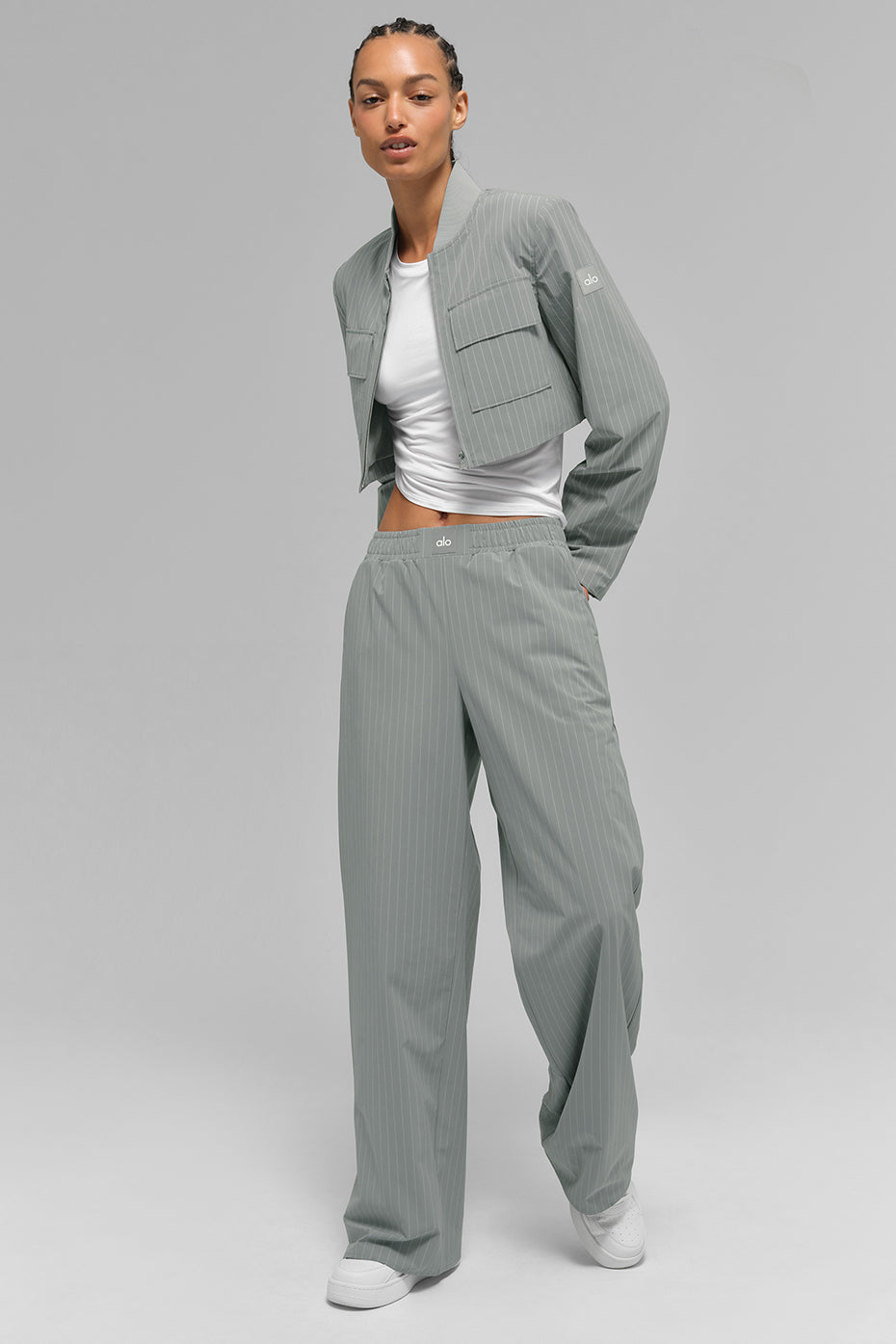 Chaqueta corta de rayas finas con cremallera completa. "De nuevo en stock".