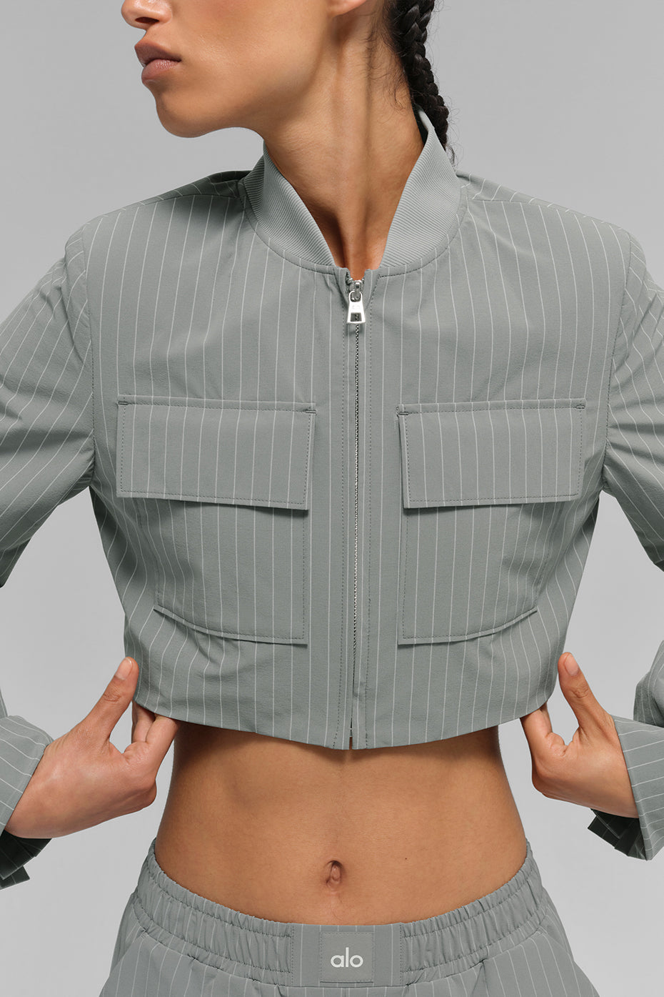Chaqueta corta de rayas finas con cremallera completa. "De nuevo en stock".