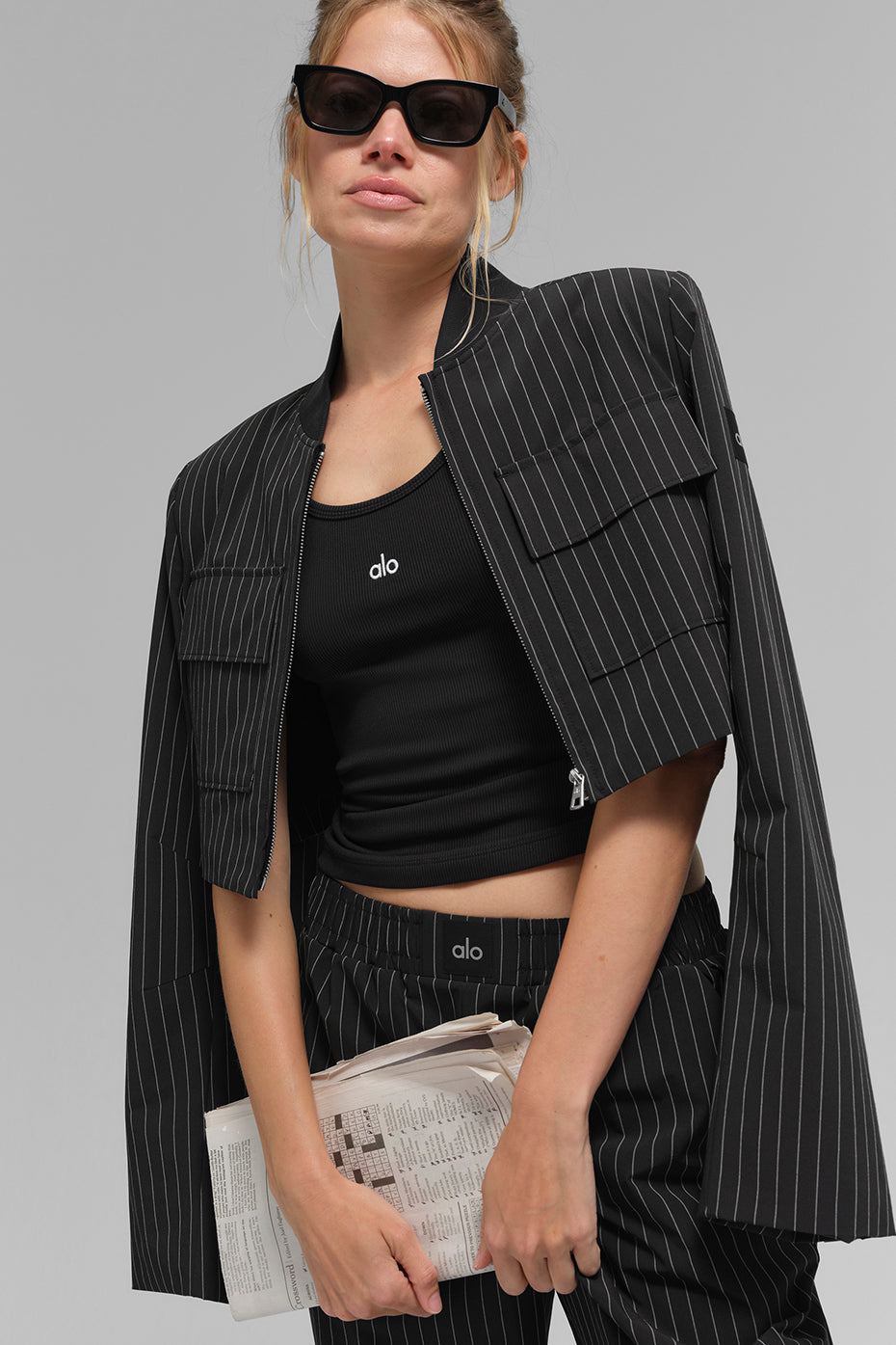 Chaqueta corta de rayas finas con cremallera completa. "De nuevo en stock".