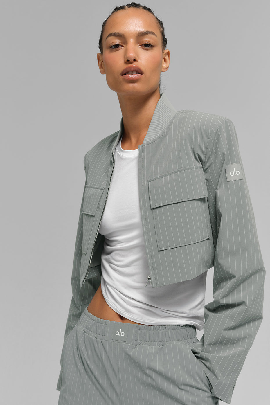 Chaqueta corta de rayas finas con cremallera completa. "De nuevo en stock".